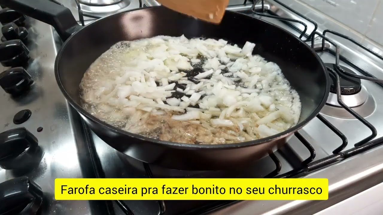 Receita de farofa caseira pra fazer bonito no seu churrasco!