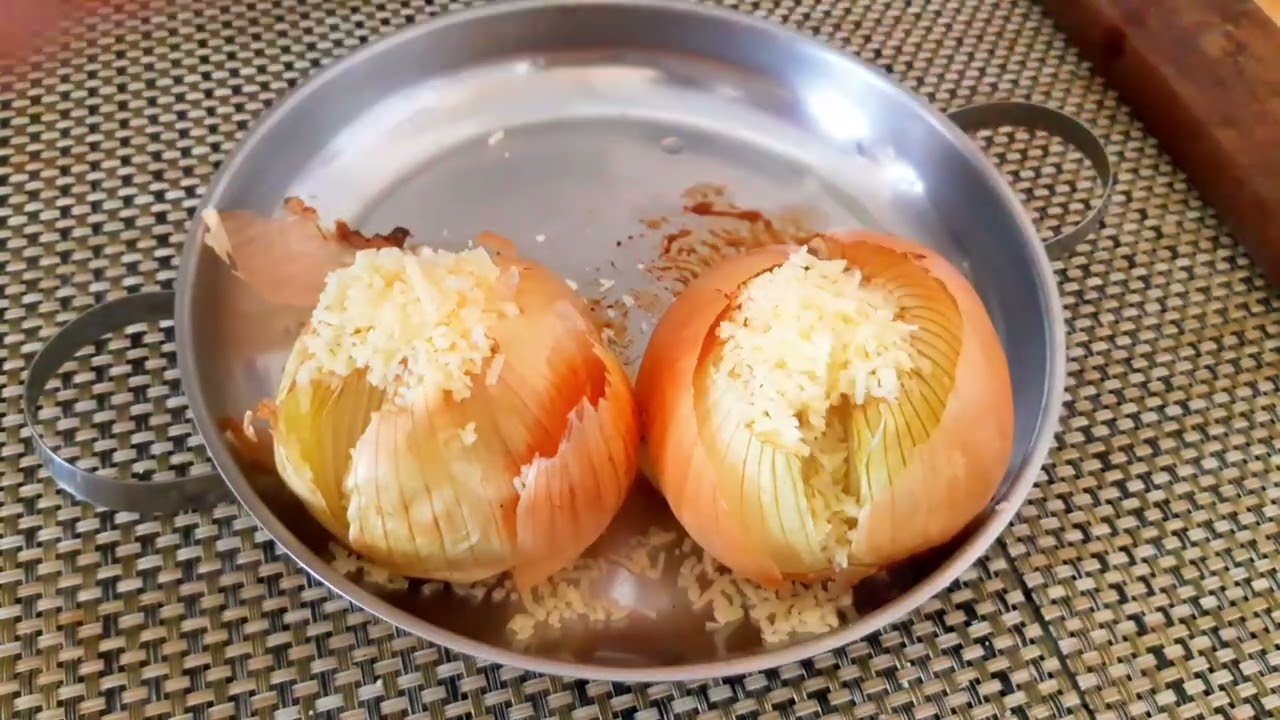 Receita rápida: Cebola assada com uma lâmina de bacon. É bom demais!