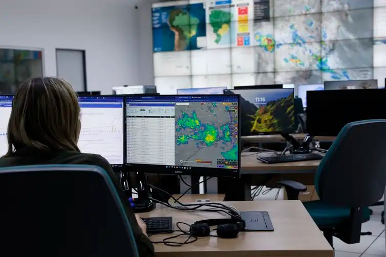 Fernando Frazão/Agência Brasil São José dos Campos (SP) 03/12/2024 - A Sala de Situação do Centro Nacional de Monitoramento e Alertas de Desastres Naturais (Cemaden), no Parque de Inovação Tecnológica (PIT). Foto: Fernando Frazão/Agência Brasil