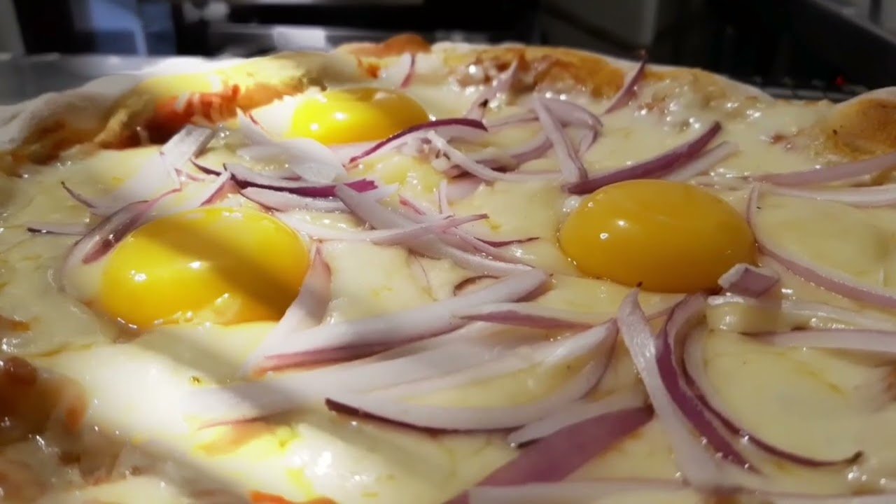 Pizza portuguesa com gema mole: passo a passo.