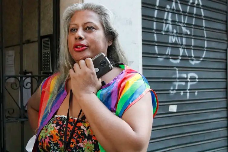 Fernando Frazão/Agência Brasil A ativista LGBT Indianara Siqueira, coordenadora da Casa Nem, um dos grupos que atualmente ocupa do edíficio abandonado Almeida Rêgo, na Rua Dias da Rocha 27, em Copacabana, onde foi encontrado acervo com animais empalhados, ossadas, bustos e