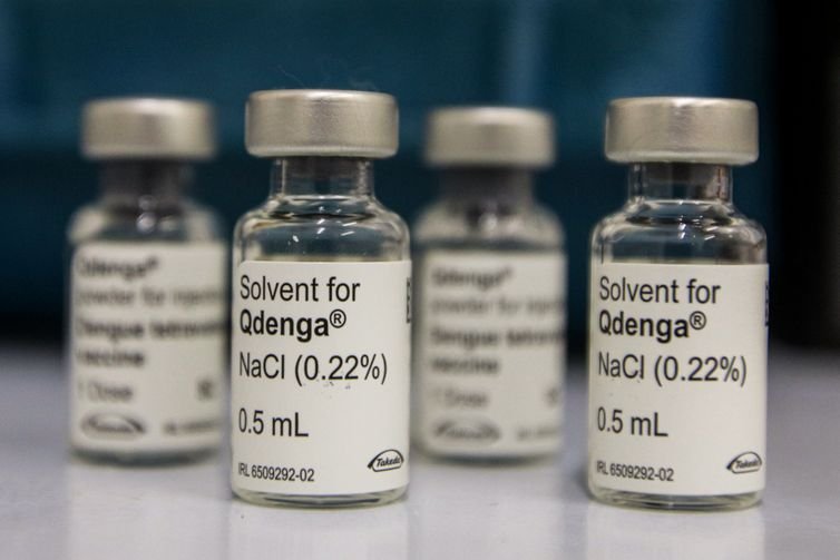 São Paulo (SP), 04/04/2024 - Detralhe do frasco da vacina Qdenga contra dengue, hoje foi primeiro dia de vacinação contra dengue em crianças de 10 a 14 anos na Unidade  Básica de Saúde - UBS Vila Jaguara, na região oeste.
Foto: Rovena Rosa/Agência Brasil