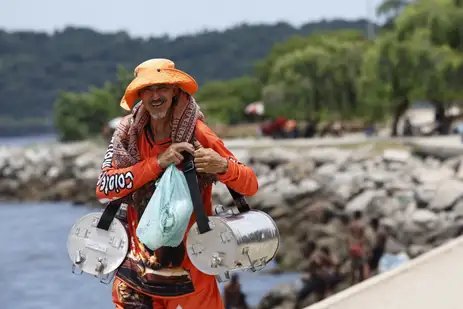 Fernando Frazão/Agência Brasil Rio de Janeiro (RJ) 25/01/2025 – Vendedores ambulantes na Praia do Flamengo durante semana com alerta de calor extremo. Foto: Fernando Frazão/Agência Brasil