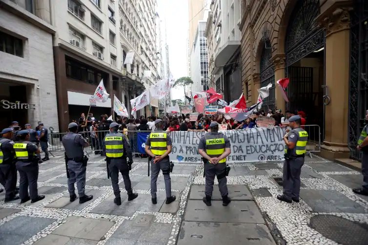Paulo Pinto/Agência Brasil São Paulo (SP), 29/10/2023 - Polícia Militar e GCM de São Paulo fazem segurança do lado de fora do prédio durante o Leilão da Parceria Público-Privada (PPP) de Novas Escolas – Lote Oeste, na sede da B3 – a bolsa de valores do Brasil.
São 33 novas escolas estaduais, em parceira PPPs, edital prevê privatização de serviços não-pedagógicos de 33 novas escolas de ensino de nível médio e fundamental II. Foto: Paulo Pinto/Agencia Brasil