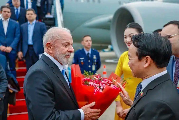Presidente da República, Luiz Inácio Lula da Silva, durante chegada a Hanói.
Aeroporto Internacional de Noi Bai – Vietnã

Foto: Ricardo Stuckert / PR