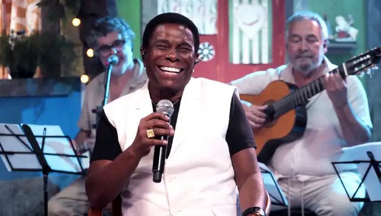 TV Brasil/Divulgação Rio de Janeiro (RJ) 28/02/2025 - Neguinho da Beija-Flor solta a voz e canta sucessos no Samba na Gamboa, da TV Brasil. Frame: TV Brasil/Divulgação