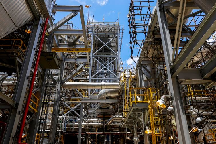 Fernando Frazão/Agência Brasil Ipojuca (PE) 01/11/2024 – A unidade U-93 de abatimento de emissões de gases SNOX da Refinaria Abreu e Lima (RNEST), da Petrobras, transforma óxido de enxofre e óxido de nitrogênio em ácido sulfúrico, a ser comercializado. A estrutura será a primeira do tipo a funcionar nas Américas, terceira no mundo. Foto: Fernando Frazão/Agência Brasil