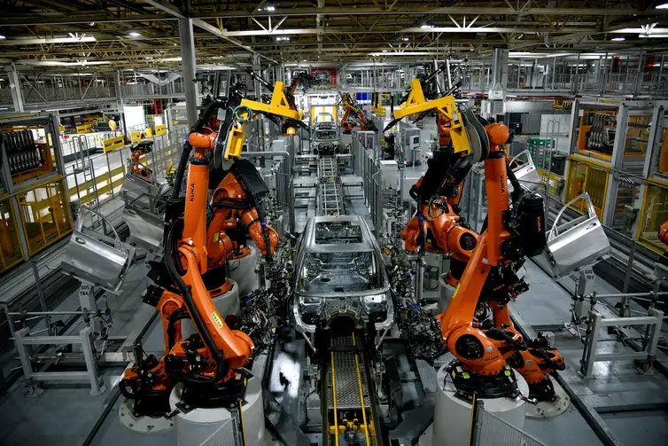 Autonomous robots assemble an X model SUV at the BMW manufacturing facility in Greer, South Carolina, U.S. November 4, 2019.  REUTERS/Charles Mostoller