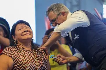Fabio Rodrigues-Pozzebom/ Agência Brasil Brasília (DF) 09/04/2025 O ministro da Saúde, Alexandre Padilha, vacina a presidente da Funai, Joenia Wapichana durante a plenária de saúde indígena no Acampamento Terra Livre Foto: Fabio Rodrigues-Pozzebom/ Agência Brasil