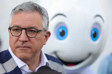 Fabio Rodrigues-Pozzebom/ Agência Brasil Brasília (DF) 09/04/2025 O ministro da Saúde, Alexandre Padilha, vacina indígenas durante a plenária de saúde indígena no Acampamento Terra Livre Foto: Fabio Rodrigues-Pozzebom/ Agência Brasil