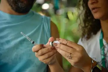 Tomaz Silva/Agência Brasil Rio de Janeiro (RJ), 13/04/2024 – População participa do dia D de vacinação contra a gripe, na Praça Afonso Pena, na Tijuca, zona norte da capital fluminense. Foto: Tomaz Silva/Agência Brasil