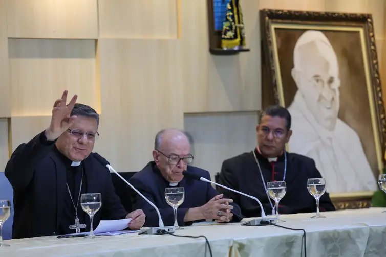 Fabio Rodrigues-Pozzebom/ Agência Brasil Brasília (DF) 221/04/2025 o arcebispo de Brasília, Cardeal Dom Paulo César, acompanhado dos bispos auxiliares e do Cardeal emérito, Dom Raimundo damasceno, durante coletiva sobre a morte do Papa Francisco Foto: Fabio Rodrigues-Pozzebom/ Agência Brasil