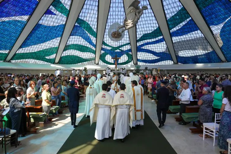 Fabio Rodrigues-Pozzebom/ Agência Brasil Brasília (DF) 21/04/2025 O arcebispo de Brasília, Cardeal Dom Paulo César, celebra missa pelo aniversário de 65 anos de Brasília e em sufrágio ao Papa Francisco. Foto: Fabio Rodrigues-Pozzebom/ Agência Brasil