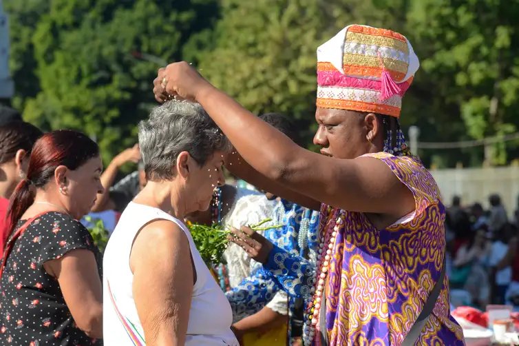 Tomaz Silva/Agência Brasil Rio de Janeiro (RJ), 23/04/2024 – Fiéis participam de celebração em homenagem ao Dia de São Jorge no centro do Rio de Janeiro. Foto: Tomaz Silva/Agência Brasil