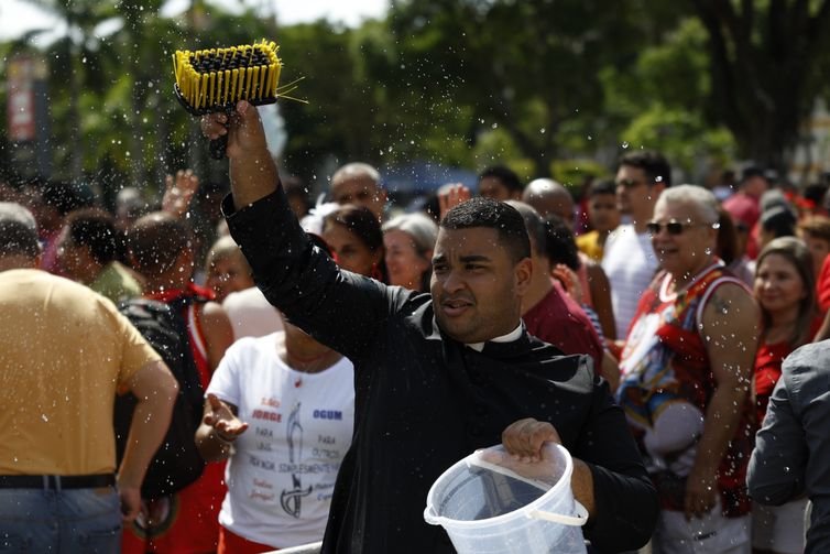 Rio de Janeiro (RJ), 23/04/2025 – O padre seminarista Marcos Paulo Telles oferta bençãos em missa católica durante as celebrações ao Dia de São Jorge, no centro da cidade. Foto: Fernando Frazão/Agência Brasil