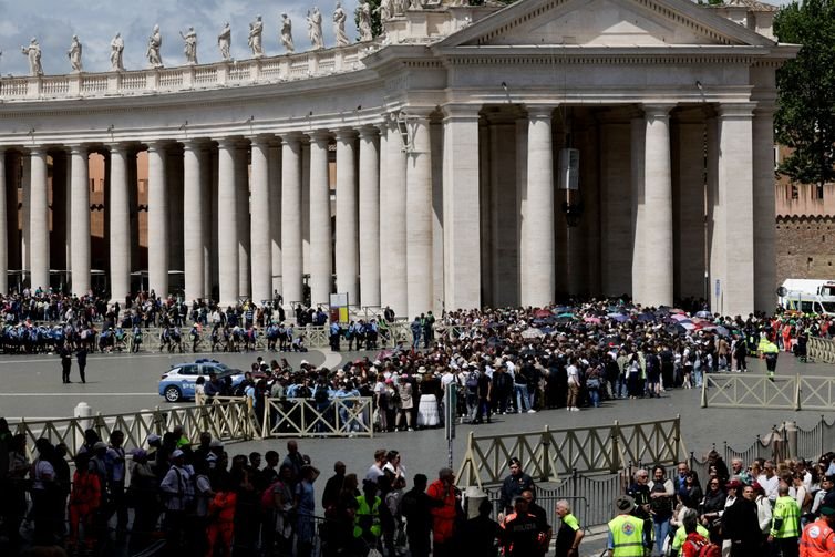 REUTERS/Remo Casilli/ PROIBIDA REPRODUÇÃO Roma- 25/04/2025 Pessoas fazem fila para entrar na Basílica de São Pedro para prestar homenagens enquanto o Papa Francisco é velado, visto de Roma, Itália, em 25 de abril de 2025. REUTERS/Remo Casilli/ PROIBIDA REPRODUÇÃO