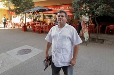 Porto Alegre (RS), 26/04/2025 – O comerciante,  Marcellus Gomes da Silveira, fala com a reportagem da agência Brasil, em sua loja proximo aso mercado munipal.
A um ano o estado foi atingido por temporais que afetou mais de 400 municípios gaúchos, tiveram bairros inteiros alagados. A ,maior tragédia climática da história, deixou pelo menos 147 mortos e afetou mais de 2,1 milhões de pessoas.
Foto: Joédson Alves/Agência Brasil