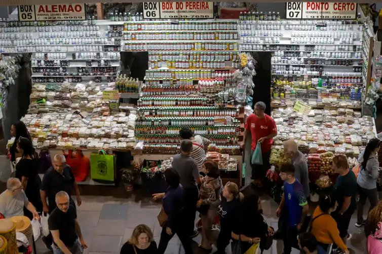 Porto Alegre (RS), 26/04/2025 – Vista geral do Mercado Municipal de Porto Alegre. A um ano o estado foi atingido por temporais que afetou mais de 400 municípios gaúchos, tiveram bairros inteiros alagados. A ,maior tragédia climática da história, deixou pelo menos 147 mortos e afetou mais de 2,1 milhões de pessoas.
Foto: Joédson Alves/Agência Brasil