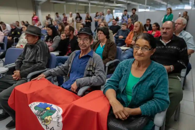 Lajeado (RS), 28/04/2025 - Simirio Schmeiger 70 anos acompanhado de sua esposa, Maria Lúcia Schmeiger, participam da assinatura de contratos, programa compra assistida e rural.
Foto: Joédson Alves/Agência Brasil
