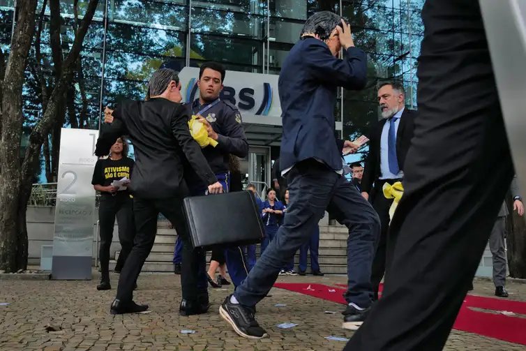 Greenpeace/Divulgação São Paulo (SP), 29/04/2025 - Ativistas do Greenpeace Brasil fazem protesto pacífico na sede da JBS. Foto: Greenpeace/Divulgação