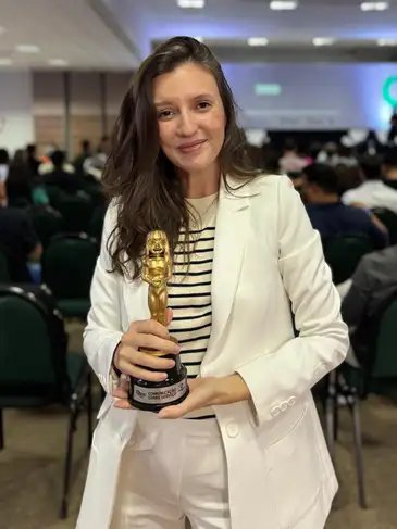 Nicole Briones/Arquivo pessoal Brasília (DF), 29/04/2025 - A superintendente de Comunicação Digital e Mídias Sociais, Nicole Briones.
EBC PREMIADA | A Empresa Brasil de Comunicação (EBC) venceu a 3ª edição do Prêmio Social Media Gov, principal premiação de comunicação em redes sociais do setor público. As redes da EBC venceram a categoria ‘Comunicação como Serviço’, destinada a “instituições que promovem informações de interesse público, através de conteúdos certeiros e relevantes”.
Foto: Nicole Briones/Arquivo pessoal