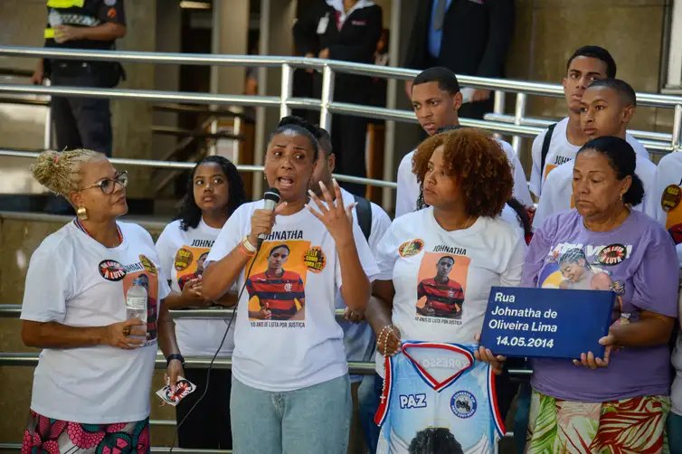 Tomaz Silva/Agência Brasil Rio de Janeiro (RJ), 05/03/2024 – A mão do adolescente Johnatha, Ana Paula Oliveira durante ato que pede justiça para o caso do seu filho, morto por um policial militar do Rio de Janeiro. Foto: Tomaz Silva/Agência Brasil