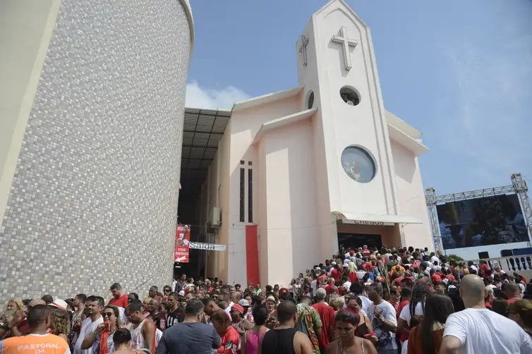Tomaz Silva/Agência Brasil Fiéis lotam a igreja de São Jorge, em Quintino, na zona zorte do Rio de Janeiro em comemoração ao dia do Santo.
