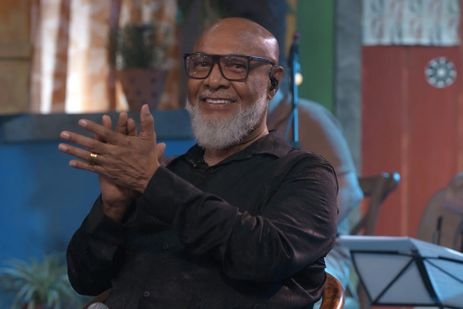 Rio de Janeiro (RJ) 25/04/2025 - Samba na Gamboa, da TV Brasil, homenageia Monarco com especial. Apresentadora Teresa Cristina recebe o cantor e compositor Mauro Diniz, filho do bamba. Frame TV Brasil