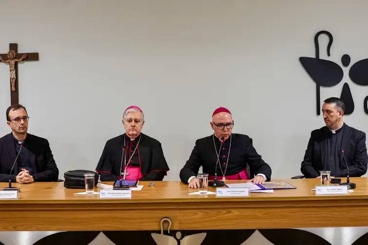 Fabio Rodrigues-Pozzebom/Agênci Brasília, (DF) 21/04/2025 - Coletiva da Conferência Nacional dos Bispos do Brasil (CNBB) sobre a morte do Papa Francisco. Mesa: Conselheiro da Nunciatura, monsenhor Gabriele Pesce, núncio apostólico no Brasil, dom Giambatistta Diquattro, bispo auxiliar de Brasília e secretário-geral da CNBB, dom Ricardo Hoepers e o subsecretário adjunto-geral da CNBB, padre Leandro Megeto.
Foto: Fabio Rodrigues-Pozzebom/ Agência Brasil