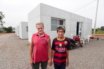Cruzeiro do sul (RS), 27/04/2025 – O casal, Liane Maria de Quadros (64 anos) e Danilo Hiedt (65 anos), conversam com agência Brasil, no abrigo temporário.
58 moradias temporárias na parte alta de um morro onde será construído o novo bairro passo estrela.O novo loteamento contará com 480 lotes, dos quais parte será destinada à construção de moradias através das Atas de Registro de Preço da Secretaria de Habitação e Regularização Fundiária (Sehab), e outra parte será disponibilizada para que os próprios beneficiários construam suas casas com recursos próprios. O investimento estimado é de R$ 120 milhões
Foto: Joédson Alves/Agência Brasil