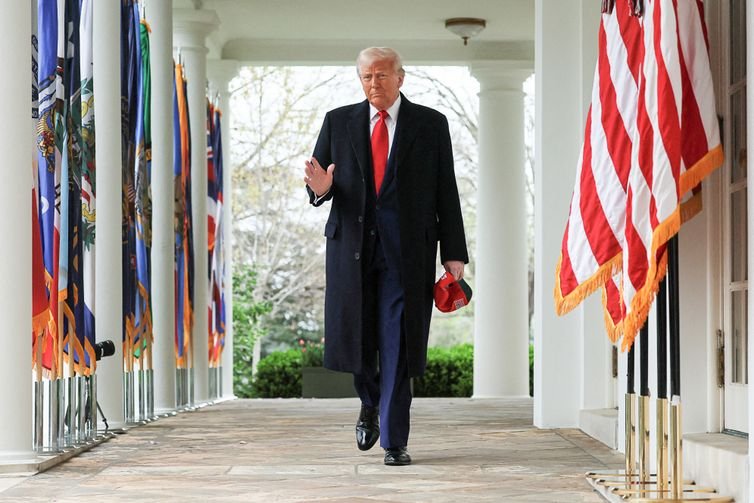 U.S. President Donald Trump gestures, ahead of delivering remarks on tariffs, in the Rose Garden at the White House in Washington, D.C., U.S., April 2, 2025. REUTERS/Leah Millis     TPX IMAGES OF THE DAY