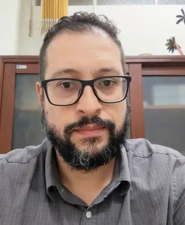 Brasília (DF) 09/05/2025 -  Professor de jornalismo da Universidade Estadual de Ponta Grossa (UEPG) e coordenador da Rede de Investigadores em Comunicação Internacional (RICI). Ivan Bomfim. Crédito: Arquivo Pessoal