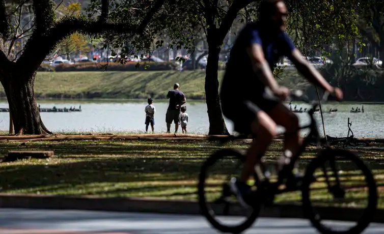 São Paulo (SP) 31/08/2024 - Paulistanos aproveitam o calor em São Paulo no Parque do Ibirapuera.. Foto: Paulo Pinto/Agência Brasil