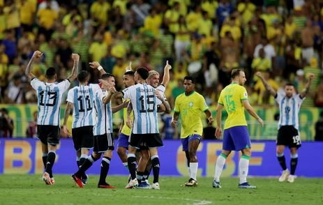Reuters/Ricardo Moraes/Direitos Reservados Soccer Football - World Cup - South American Qualifiers - Brazil v Argentina - Estadio Maracana, Rio de Janeiro, Brazil - November 21, 2023 Argentina's Nicolas Gonzalez and Rodrigo De Paul celebrate after the match REUTERS/Ricardo Moraes
