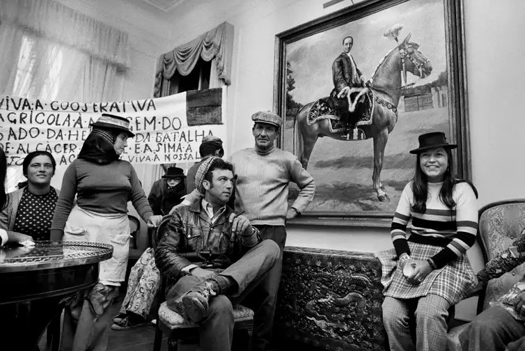 Sebastião Salgado Mostra traz fotografias de Sebastião Salgado na Revolução dos Cravos. - Alcácer do Sal, Foto: Sebastião Salgado