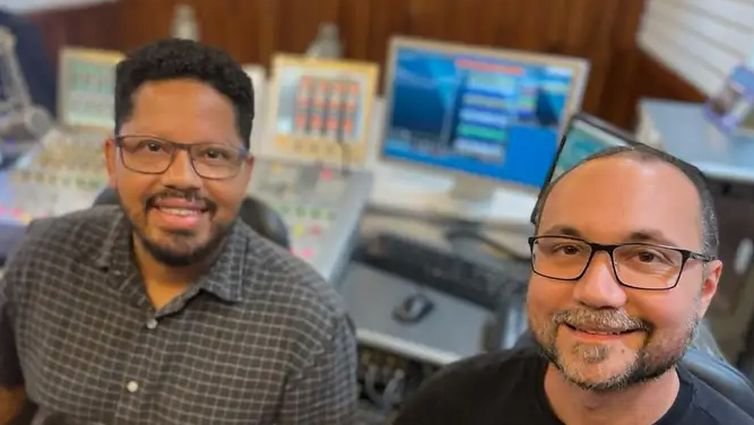 Rádio Nacional/Divulgação São Paulo (SP), 26/03/2025 - Victor Ribeiro e Guilherme Strozi, apresentadores do programa Tarde Nacional SP, que farão entrevista de bandas do festival Lollapalooza. Foto: Rádio Nacional/Divulgação