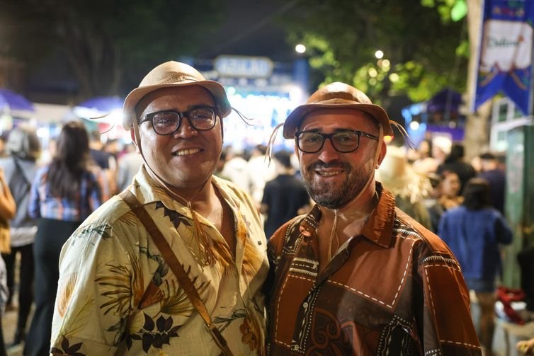 Tomaz Silva/Agência Brasil Caruaru (PE), 13/06/2025 – O casal Helandio lima Eloi Martins e Thiago Martins Eloi aguardam o show da cantora Vanessa da Mata, no palco Azulão, no centro de Caruaru (PE). Foto: Tomaz Silva/Agência Brasil