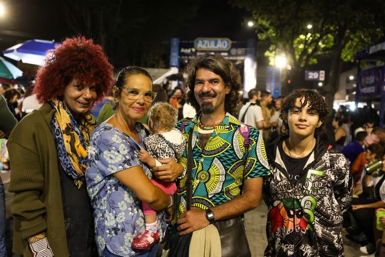 Tomaz Silva/Agência Brasil Caruaru (PE), 13/06/2025 – Os amigos Brigitte Bovary, Lidia Alves, Marcos Alves e Merciane Kiara durante apresentação da Banda de Pífanos de Caruaru no palco Azulão, no centro de Caruaru (PE). Foto: Tomaz Silva/Agência Brasil