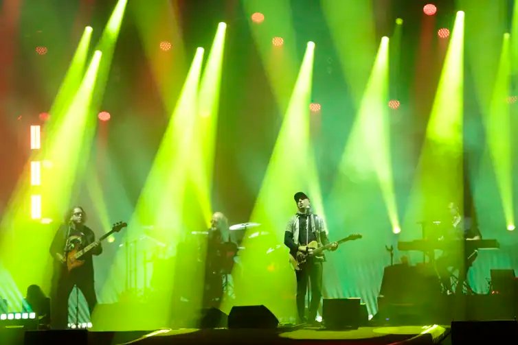 Joédson Alves/Agência Brasil Goiás Velho (GO), 13/06/2025 - Show de Zeca Baleiro na 26ª edição do Festival Internacional de Cinema e Vídeo Ambiental (Fica 2025), com o tema “Cerrado: a savana brasileira e o equilíbrio do clima”, o festival oferece uma vasta programação gratuita, que inclui mostras competitivas de cinema, oficinas, atrações culturais, atividades ambientais, sessões para o público infantil, shows musicais, além de fóruns e debates.
Foto: Joédson Alves/Agência Brasil