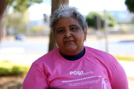 José Cruz/Agência Brasil Brasília (DF), 09/07/2025 - Cintia Serafim participa de ato das integrantes da Federação Brasileira de Instituições Filantrópicas de Apoio à Saúde da Mama (FEMAMA) e pacientes oncológicas em frente ao Ministério da Saúde. O ato tem como objetivo sensibilizar a sociedade, a gestão pública e o Ministério para a importância de garantir o acesso a tratamentos para câncer de mama avançado e metastático no Sistema Único de Saúde (SUS). Foto: José Cruz/Agência Brasil