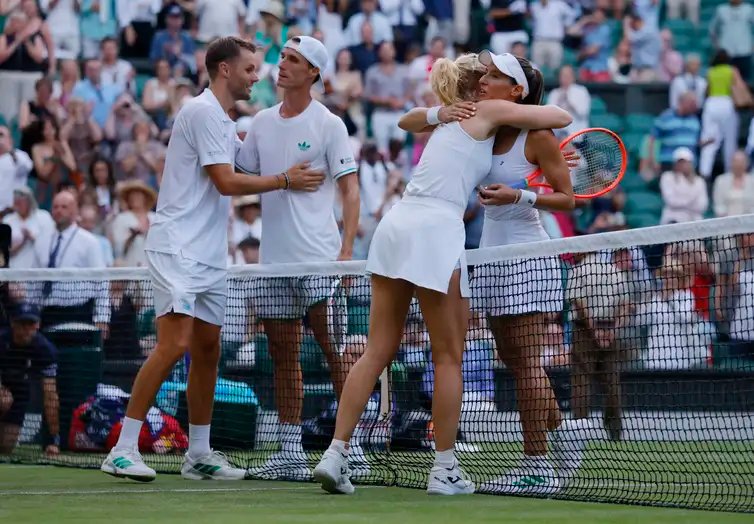 REUTERS/Andrew Couldridge/Proibida reprodução Tennis - Wimbledon - All England Lawn Tennis and Croquet Club, London, Britain - July 10, 2025 Netherlands' Sem Verbeek and Czech Republic's Katerina Siniakova with Britain's Joe Salisbury and Brazil's Luisa Stefani after winning the mixed doubles final REUTERS/Andrew Couldridge