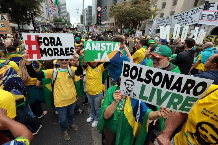 São Paulo (SP), 07/09/2025 - Pessoas participam do evento Reaja Brasil, na Avenida Paulista. Foto: Paulo Pinto/Agência Brasil