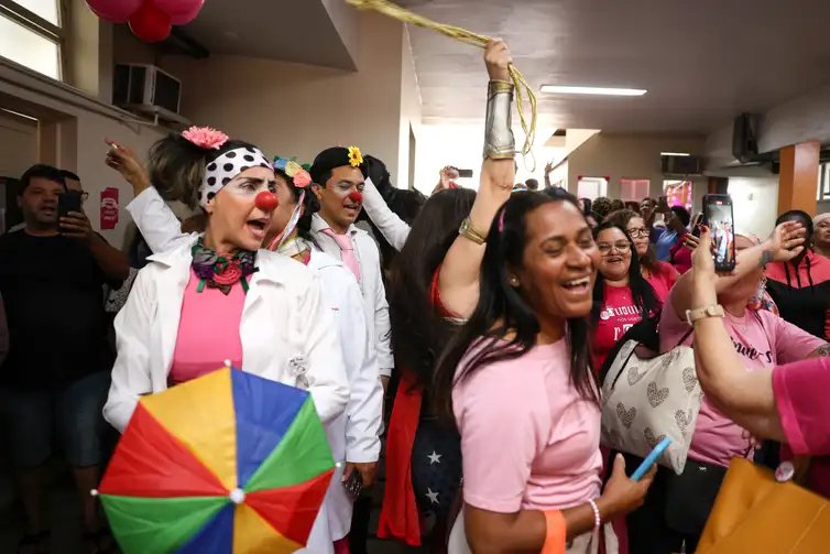 Rio de Janeiro (RJ), 23/10/2025 –  Grupo de palhaços faz apresentação durante celebração do Outubro Rosa no Hospital do Câncer III, na zona norte do Rio de Janeiro. Foto: Tomaz Silva/Agência Brasil