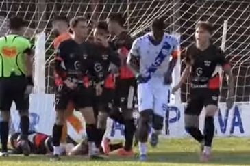 FPF/Reprodução Guarapuava (PR), 04/10/2025 - Jogador do time Nacional-SP, PV (camisa branca), foi vítima de racismo por jogador do time Batel. Frame: FPF/Reprodução