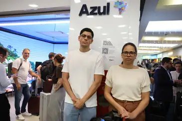 Rovena Rosa/Agência Brasil São Paulo (SP), 11/12/2025 - Joice Emanuele Barbosa e companheiro aguardam para embarcar após voos cancelados e atrasados no Aeroporto de Congonhas. Foto: Rovena Rosa/Agência Brasil