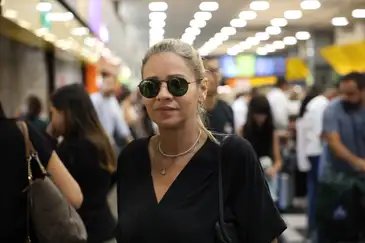 Rovena Rosa/Agência Brasil São Paulo (SP), 11/12/2025 - Luciana Tenani aguarda para embarcar após voos cancelados e atrasados no Aeroporto de Congonhas. Foto: Rovena Rosa/Agência Brasil