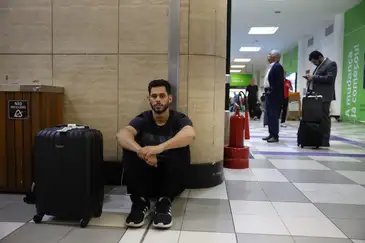 Rovena Rosa/Agência Brasil São Paulo (SP), 11/12/2025 - Arlen Augusto Pereira aguarda para embarcar após voos cancelados e atrasados no Aeroporto de Congonhas. Foto: Rovena Rosa/Agência Brasil