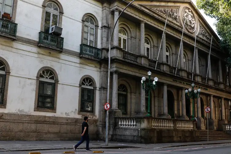 Fernando Frazão/Agência Brasil Rio de Janeiro (RJ), 05/04/2023 - Projeto Lugares de Memória propõe roteiros que percorrem marcos simbólicos do período da ditadura militar na cidade, como o prédio da Santa Casa de Misericórdia, no Centro. Foto: Fernando Frazão/Agência Brasil