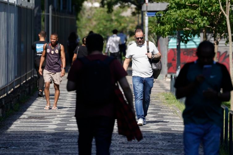 Fernando Frazão/Agência Brasil Rio de Janeiro (RJ), 26/12/2025 – Trabalhadores no centro da cidade em dia de calor no Rio de Janeiro. Foto: Fernando Frazão/Agência Brasil
