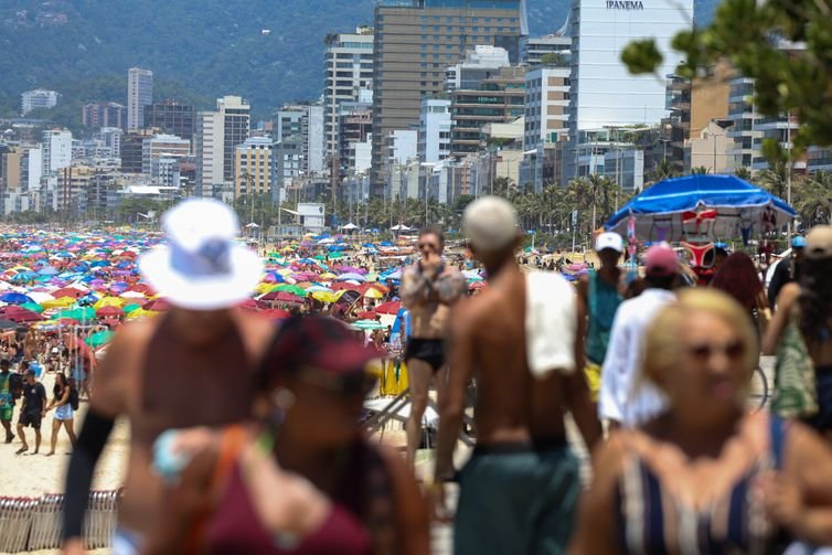 Tomaz Silva/Agência Brasil Rio de Janeiro (RJ), 26/12/2025 – Cariocas e turistas vão à praia em dia de forte calor no Rio de Janeiro. Foto: Tomaz Silva/Agência Brasil